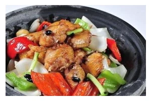石锅仔鸡的绝妙做法（一起来尝尝那香辣鸡肉的美味）