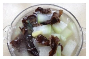 夏日消暑必备，冬瓜紫菜解暑汤（清爽解暑，健康饮品）