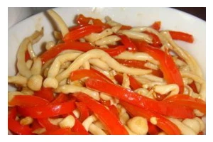 美味可口的肉片炒鸡腿菇（用最新鲜的材料，一步步教你制作这道美食）