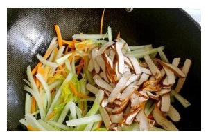 以西芹胡萝卜为主的美味健康餐（营养搭配，美味无比）
