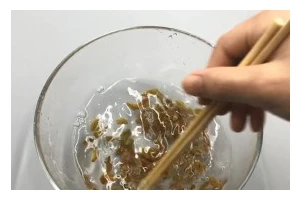 如何正确洗葡萄（学会这些技巧，让你吃到更干净健康的葡萄！）