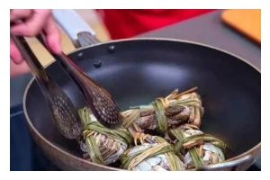 美味水煮蟹的制作方法（做法详解，让你轻松享受滋味）