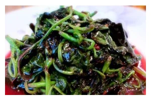 蒜蓉红苋菜炒饭的做法（用新鲜红苋菜和香蒜制作，让你爱上炒饭的味道）
