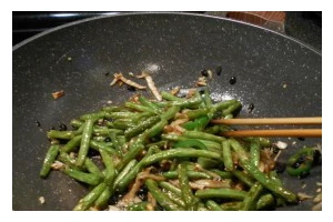 家常美味——咸肉四季豆的做法（营养健康，味道鲜美，学会这个菜谱让你赞不绝口）