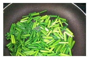 美食家的韭菜花炒肉秘籍（瘦肉炒韭菜花，色香味俱佳）
