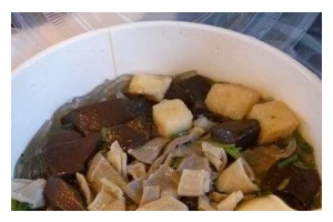 美味可口的鸭血粉丝（用新鲜的材料制作鲜美的汤汁，让你垂涎欲滴！）