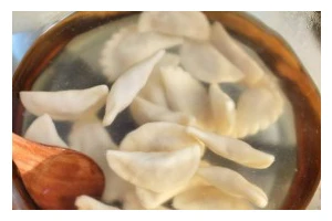 宝宝专属，健康可口的水饺制作方法（小手搓出的爱心，滋养宝宝的味蕾）