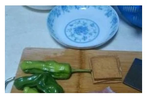 教你一招青椒肉丝炒豆腐的做法（健康美味的家常菜，营养充足的餐桌选择）