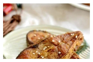 用五香熏鱼块制作美味佳肴（手把手教你熏制美味的五香鱼块料理）