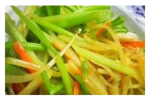 让你秒变厨神的以西芹土豆丝做法（健康美味，简单易学的家常菜）