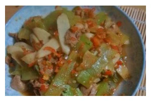 莴笋山药炒牛肉美食秘籍（做法简单，营养丰富，让你体验健康美味的佳肴）
