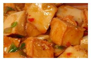 水煮鱼豆腐，麻辣鲜香的川菜佳肴（重口味必备的川菜经典/用新鲜豆腐和优质鱼肉制作的佳肴）