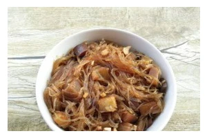 美食猪皮炒粉丝（一道令人垂涎的家常菜，让你回味无穷）