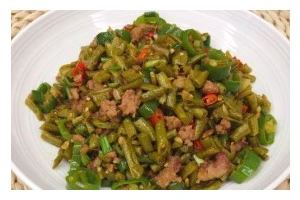 美味健康的酸豆角炒肉末（如何用酸豆角和肉末快速制作出营养美味的菜肴）