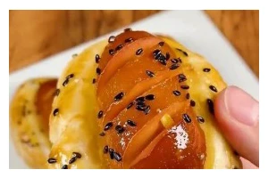 美味小热狗的制作方法（用简单食材打造美味口感，轻松制作）