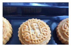 自制广式月饼——中秋必备美食（15个步骤教你轻松制作中秋必备的广式月饼）