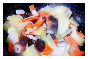 美味又简单，洋葱胡萝卜炒土豆的做法（一道营养丰富、口感鲜美的家常小炒菜）