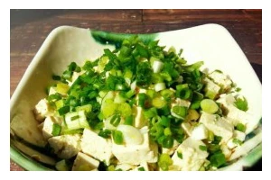 美味小葱烧豆腐（家常菜系列之一，营养美味又方便）