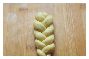香酥辫子面包制作教程（口感细腻、香气四溢的面包，让你的味蕾大呼过瘾！）