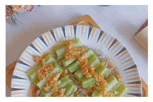 清爽口感，以蒜泥丝瓜为主的家常菜肴（用丝瓜制作健康美味佳肴，为你的餐桌增添不一样的风味）