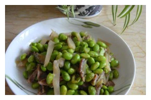 野芹菜炒咸肉丝的美味做法（家常做法教你快速上手，炒出口感鲜美的野芹菜咸肉丝）