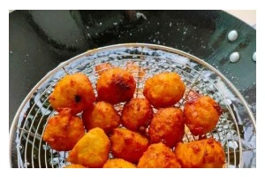 香炸土豆丝丸子的制作方法（让你轻松做出外脆内软的美食）