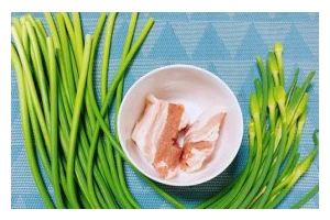 用蒜苗梗炒瘦肉条，口感鲜香，健康美味（家常美食，简单易做，养生健康）