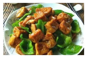 简单易学的素鸡炒青椒做法（健康美味，营养丰富）