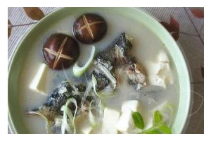 家常鱼头豆腐粉汤的烹饪方法（快乐煮汤，享受美味；鲜香爽口，滋味无穷）