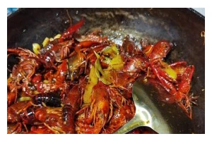 小龙虾手剥技巧全解析（以手剥小龙虾的五个要点，轻松享受美味）