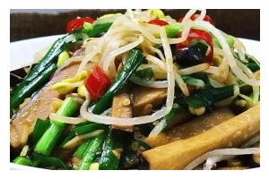 美味香干豆芽菜的做法（简单易学，快速健康，干锅香干豆芽，解决饮食难题）