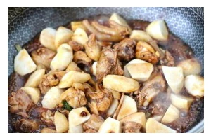 美味芋头烧鸡块（家常菜肴，香鲜可口）
