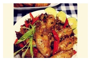 如何制作香辣鸡翅（以油炸的方式，让你在家也能享受美味鸡翅）
