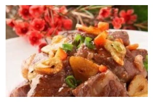 尝鲜新招——洋葱煎五花肉（五花肉的新吃法，给你不一样的口感体验）