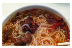 做个地道的香辣汤米线（从配料到调味，教你一步步做出正宗的香辣汤米线）