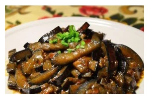 手把手教你做甜酱茄子（口感鲜美的中式素菜佳品，甜咸适口的味道令人回味无穷！）