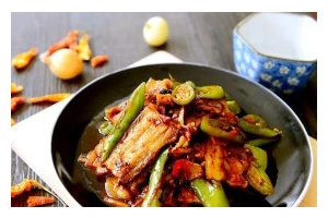 双椒回锅肉的制作方法（家常好味，热辣不失口感）