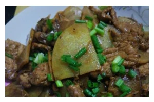 土豆炒猪肉，美味又营养（教你做出家常菜，营养丰富又好吃）