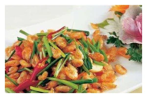 蒜苗炒小河虾（口感鲜美的家常佳肴）