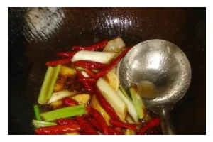 学会用小辣椒烹制美味的油焖牛肉（用小辣椒的麻辣调味，让油焖牛肉更加香醇）