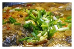 香菜烧鲫鱼，鲜香美味的家常菜（用香菜和鲫鱼，做一道口感鲜嫩、风味独特的菜品）