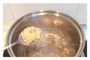 鲜美可口的猪肉丸子汤（传统美食家的必选之一，让你暖心满意）