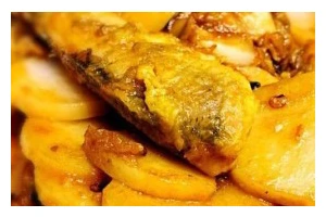 小黄鱼烧年糕的制作方法（口感鲜美，色香味俱佳的家常美食）