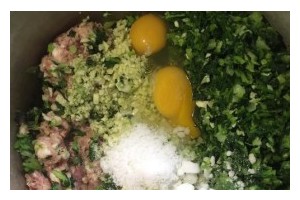 家常美食——香菇青菜猪肉馅饺子（做法简单，口感爽滑，让你爱不释口！）