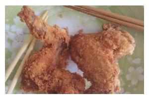 一口咬下去，酥脆可口，香气四溢——自制香脆炸鸡翅（从选材到烹制，全方位教你做出完美口感的炸鸡翅）