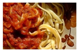 学会制作美味的意大利肉面（以经典做法为例，让你轻松掌握美食的窍门）