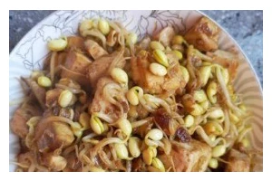 用猪血炒豆芽的家常美食（健康美味，丰富营养，营养丰富的猪血为关键）