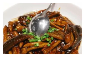 响油鳝糊制作全攻略（用新鲜鳝鱼制作美味可口的传统小吃）