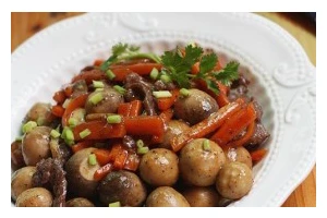 家常瘦肉炒草菇的做法（用时简便又美味，让你爱不释口）