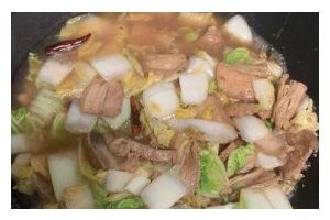 五花肉炖白菜粉条的家常做法（美味营养又下饭，白菜粉条炖五花肉让你爱上做饭）